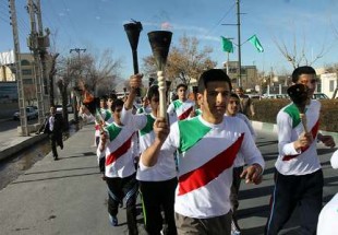 حمل 37 مشعل روشن به نشانه سی و هفتمین سالگرد پیروزی انقلاب اسلامی