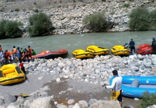 قايقراني در آب هاي خروشان رودخانه ارمند شهرستان لردگان+ تصاوير