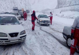 امدادرساني به 200 خودرو گرفتار در برف و کولاک محورهاي ارتباطي کوهرنگ