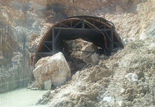 رانش خاک و سنگ حین عملیات ایمن‌سازی ورودی تونل چری عامل ریزش تونل بوده است