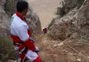 نجات دو فرد گرفتار شده در کوه هاي اطراف لردگان توسط نيروهاي هلال احمر + تصوير