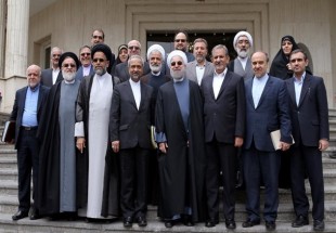 "پوست اندازی" قوه مجریه همزمان با سالروز تحویل دولت/ روحانی 12 مرداد تغییرات کابینه را اعلام می کند؟