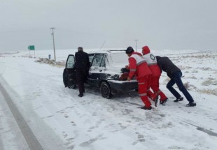 امداد رسانی به ۱۰۰ خودرو گرفتار در برف در شهرستان کوهرنگ