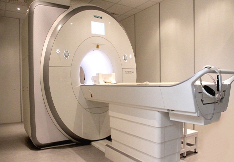تجهيز بيمارستان لردگان به MRI در اولويت اول وزارت بهداشت است