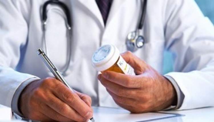 تناقض گویی در آمار پزشکان ایران /پزشکان 40 درصد کمتر از آمار رسمی اعلام شده در کشور هستند /وزیر بهداشت: کمبود پزشک نداریم