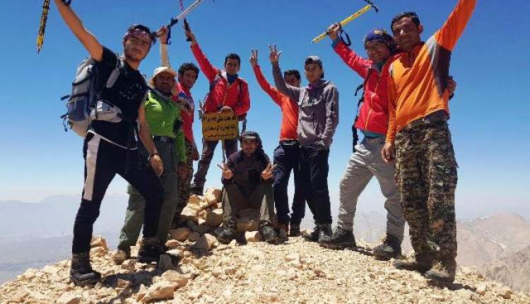 کوهنوردان اردلي به قله هفت تنان زردکوه صعود کردند