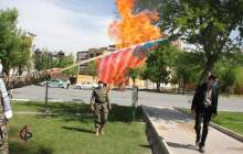 مردم چهارمحال و بختیاری در اقدامی خودجوش پرچم اسرائیل را به آتش کشیدند