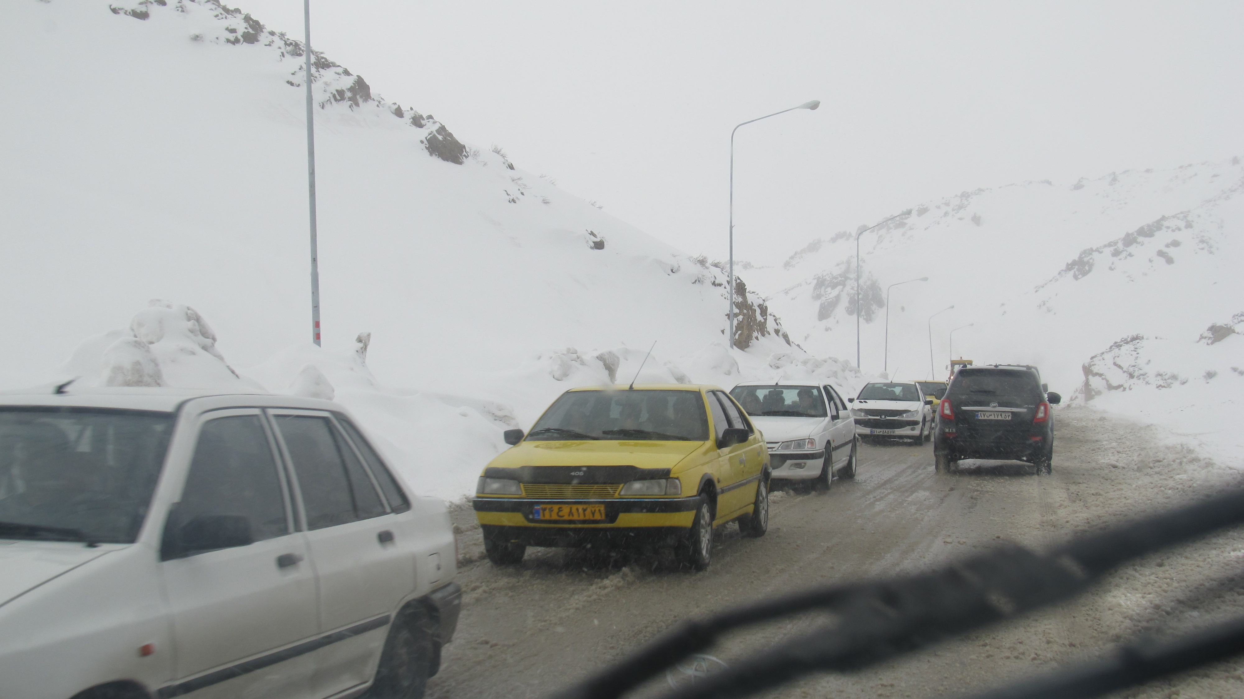 امداد رساني به مسافران گرفتار در برف و سرمای کوهرنگ