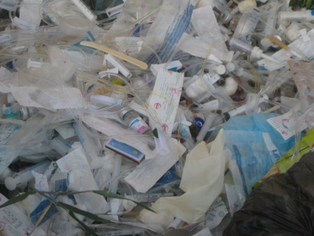 رها شدن زباله های بیمارستانی در مزارع  لردگان + تصاویر‏