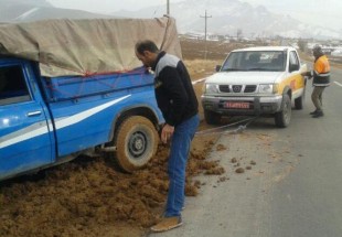 آزادسازي ماشين هاي گرفتار در گل و لاي توسط راهداران شهرستان اردل