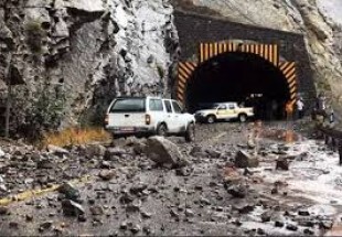 یکی ازمصدمان حادثه ریزش تونل گردنه چری از زیر آوار خارج شد/احتمالا تعداد حادثه‌دیدگان بیشتر است