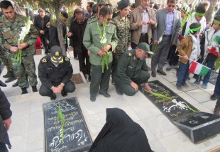 آیین غبار روبی و گل افشانی گلزار شهدا به مناسبت ایام فرخنده دهه فجر انقلاب اسلامی در شهرکرد انجام شد + تصاویر