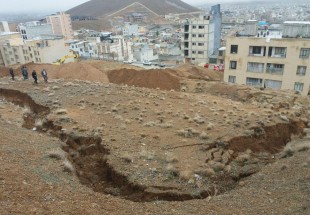 رانش زمین در شهرکرد یک مجتمع مسکونی را در معرض خطر تخریب قرار داد/مدیریت بحران استان: موضوع به ما ربطی ندارد