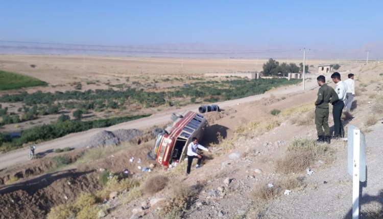 واژگونی مینی بوس دانش آموزان و معلمان فرادنبه ای/حادثه 15 مصدوم بر جای گذاشت