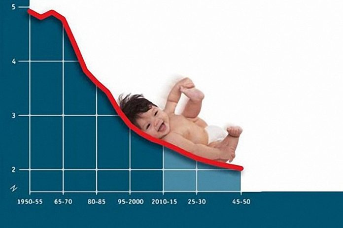 عامل کاهش فرزندآوری، مشکلات اقتصادی یا خودخواهی خانواده‌ها؟/الگوهای غلط مانعی برای بچه‌دار شدن