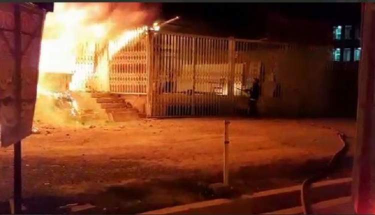 مهار آتش‌سوزي يک مغازه در شهرستان لردگان