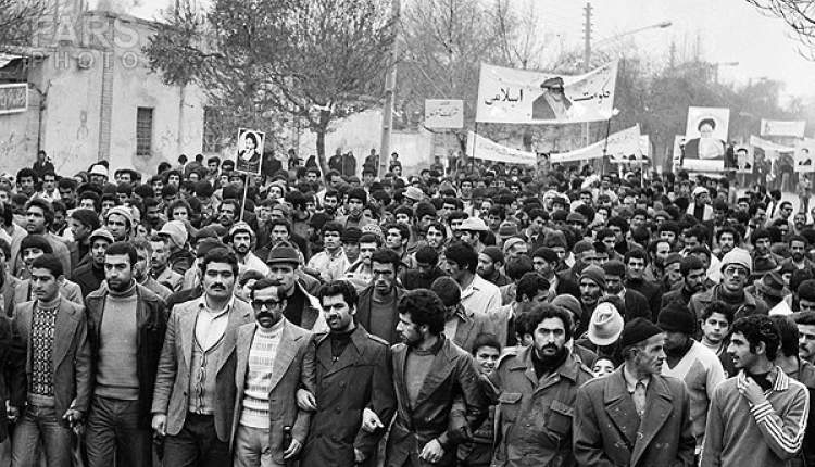 انقلاب کردیم که از وابستگی و ذلت رها شویم/نگذاریم فاصله طبقاتی در کشور گسترده شود