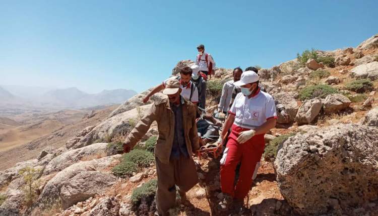 نجات پيرمرد 70 ساله عشاير در اردل توسط تيم امداد و نجات کوهستان