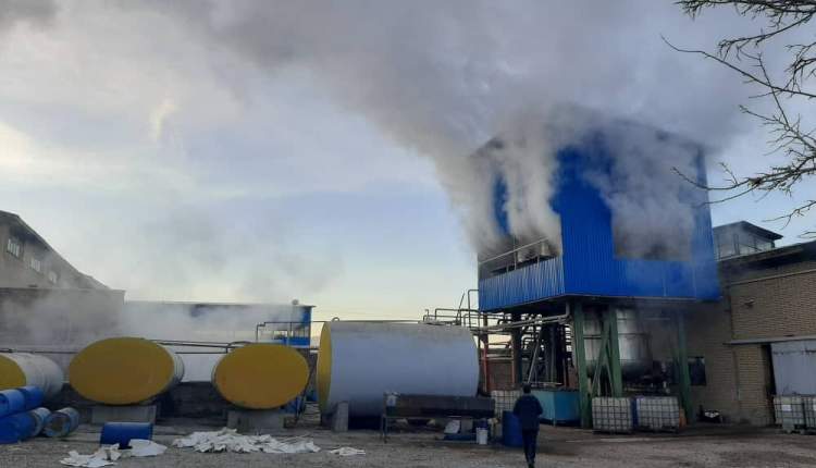 مهار آتش‌سوزی و نشت گاز در شرکت تولید مواد شیمیایی قطب صنعتی شهرکرد