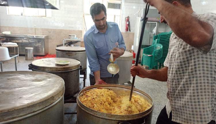 توزیع و پخت ۴۰۰۰ پرس غذای گرم در بین خانواده‌های نیازمند بخش لاران