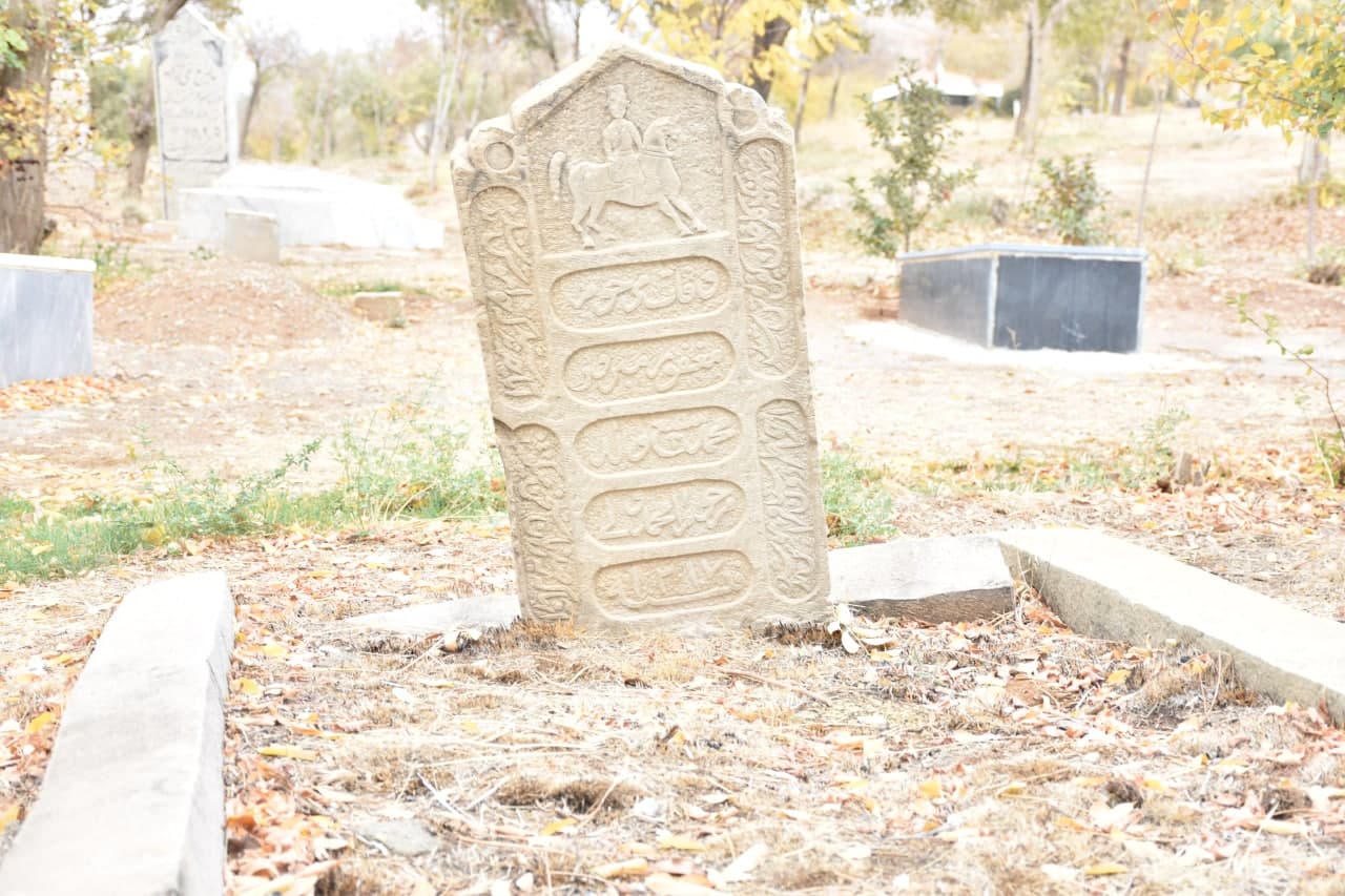 سنگ قبرهایی با یک دنیا حرف/ کتیبه‌هایی در دل قبرهای 300 ساله هفشجان