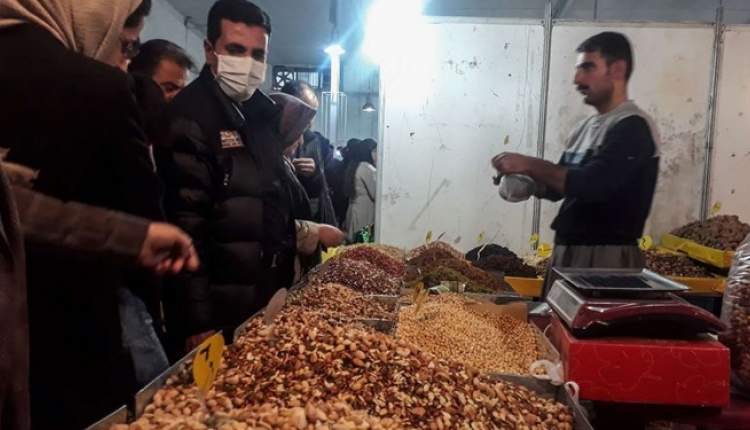 شور و حال مردم و آشفته بازار شب عید/نظارت تعزیرات حکومتی بر کالاهای اساسی رونق دارد