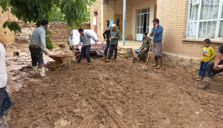 همیاری فرهنگیان شهرستان‌های بن و سامان با مردم سیل‌زده روستای بارده