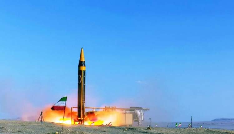 رونمایی از موشک راهبردیِ برد بلند و نقطه زن خرمشهر ۴ + عکس