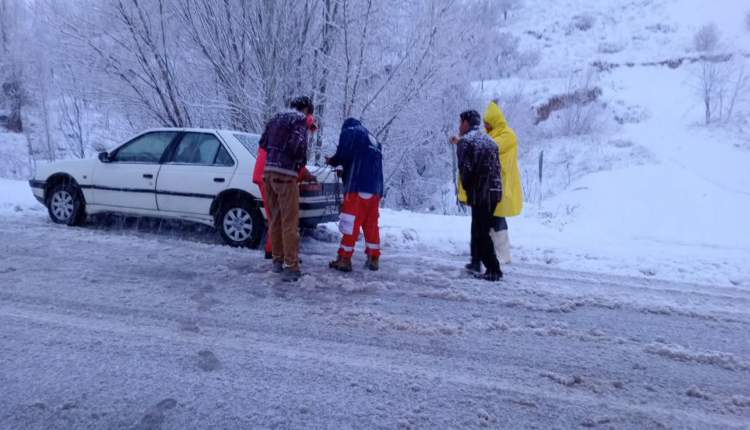 رهاسازی 200 خودروی گرفتار شده در برف و کولاک