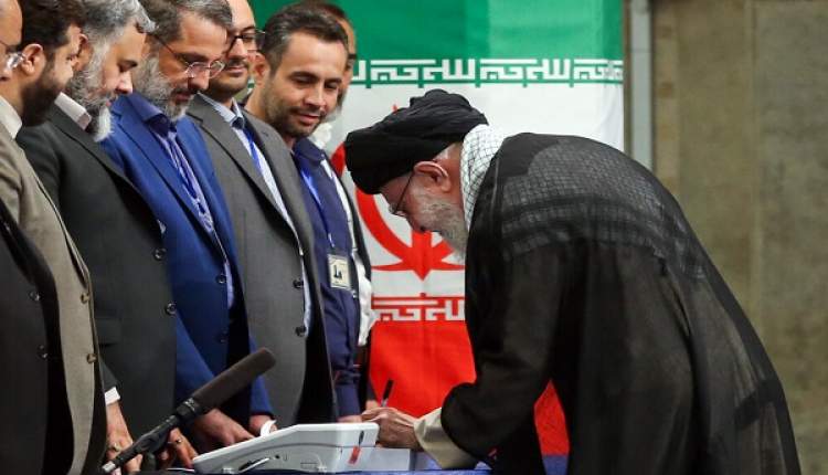 رهبر انقلاب رای خود را به صندوق ۱۱۰ انداختند