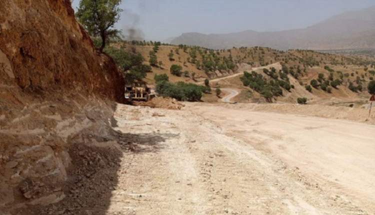 ترانشه‌برداری و تعریض شانه راه در محور ارمند