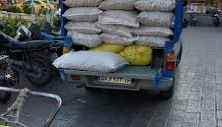 کشف خشکبار قاچاق از خودروی شوتی